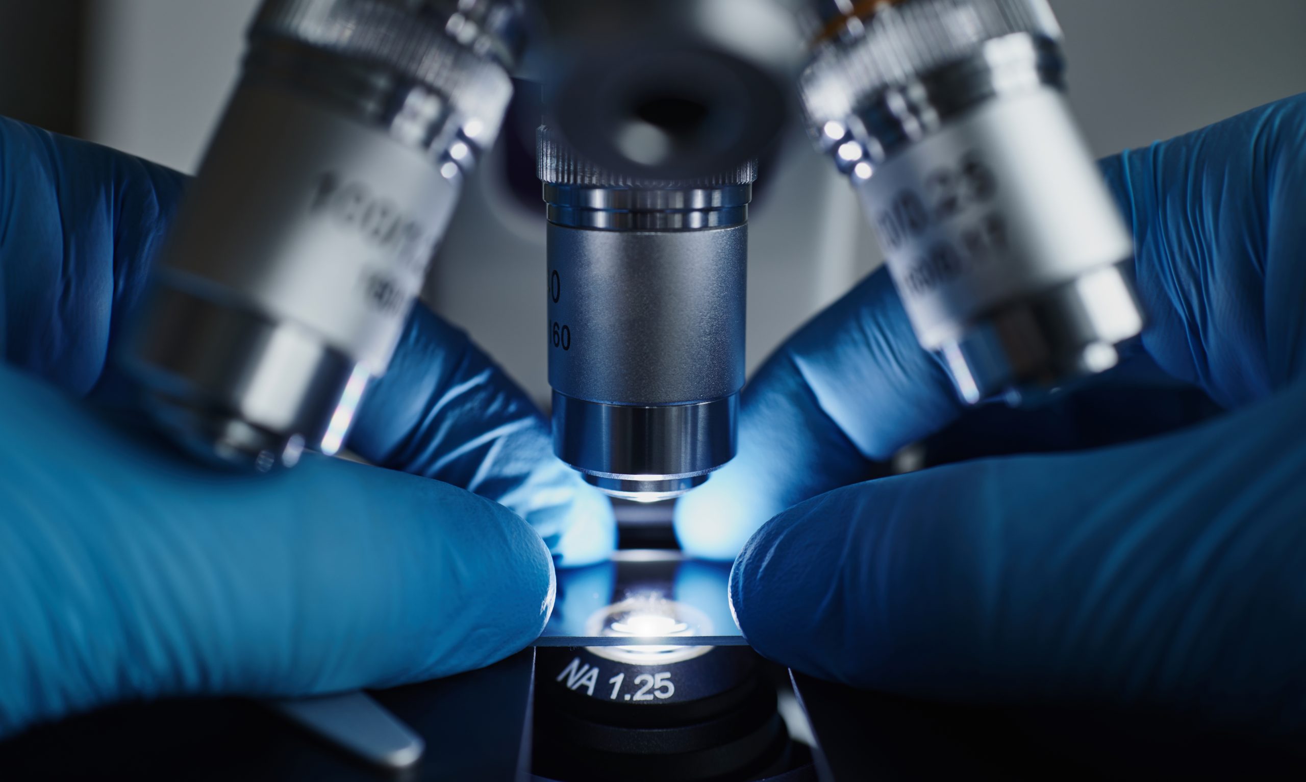 ¿Cómo funciona un microscopio planacromático?