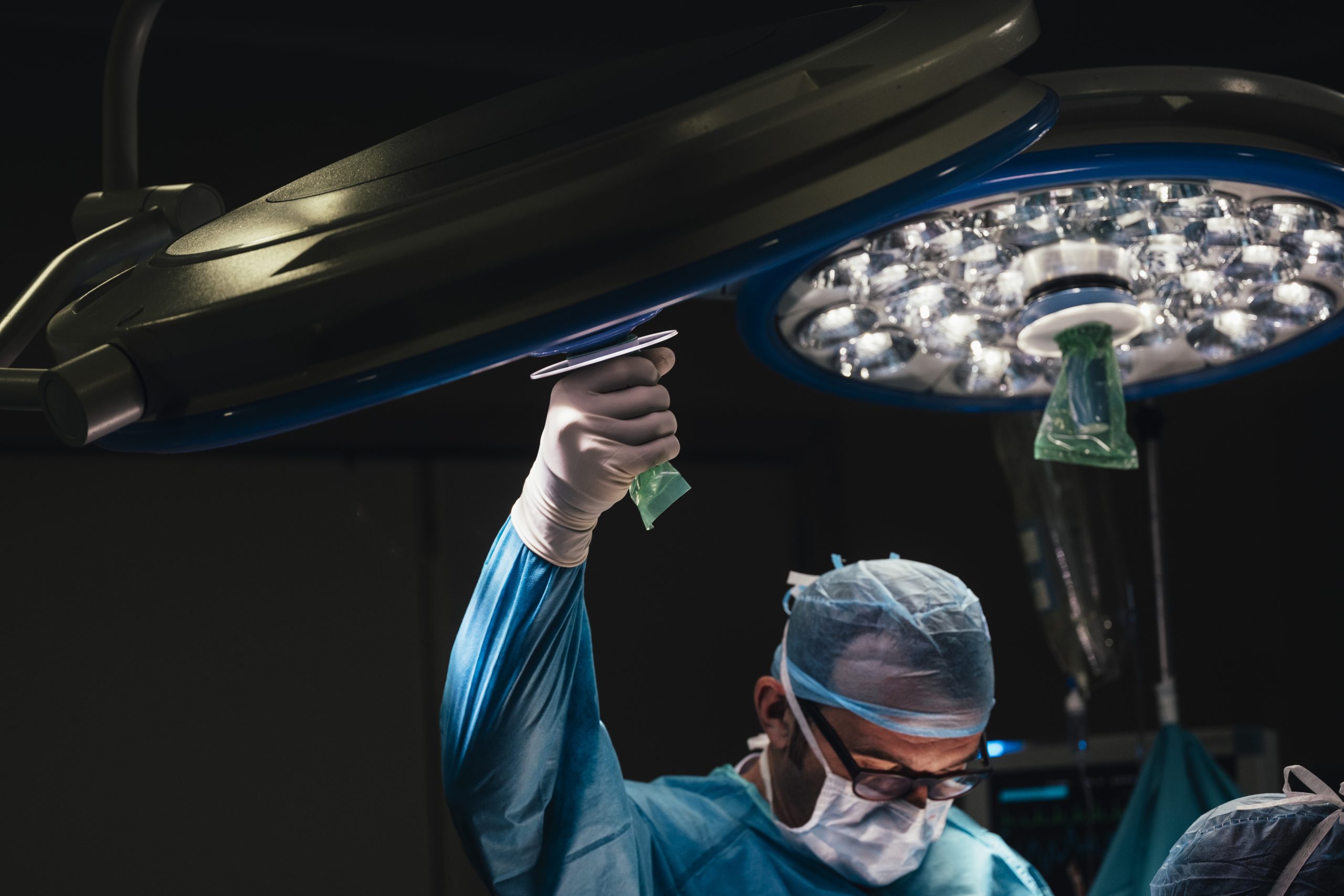 La Importancia de las Lámparas de Operaciones en el Área Quirúrgica: Optimización de Procedimientos y Beneficios Directos para los Pacientes.