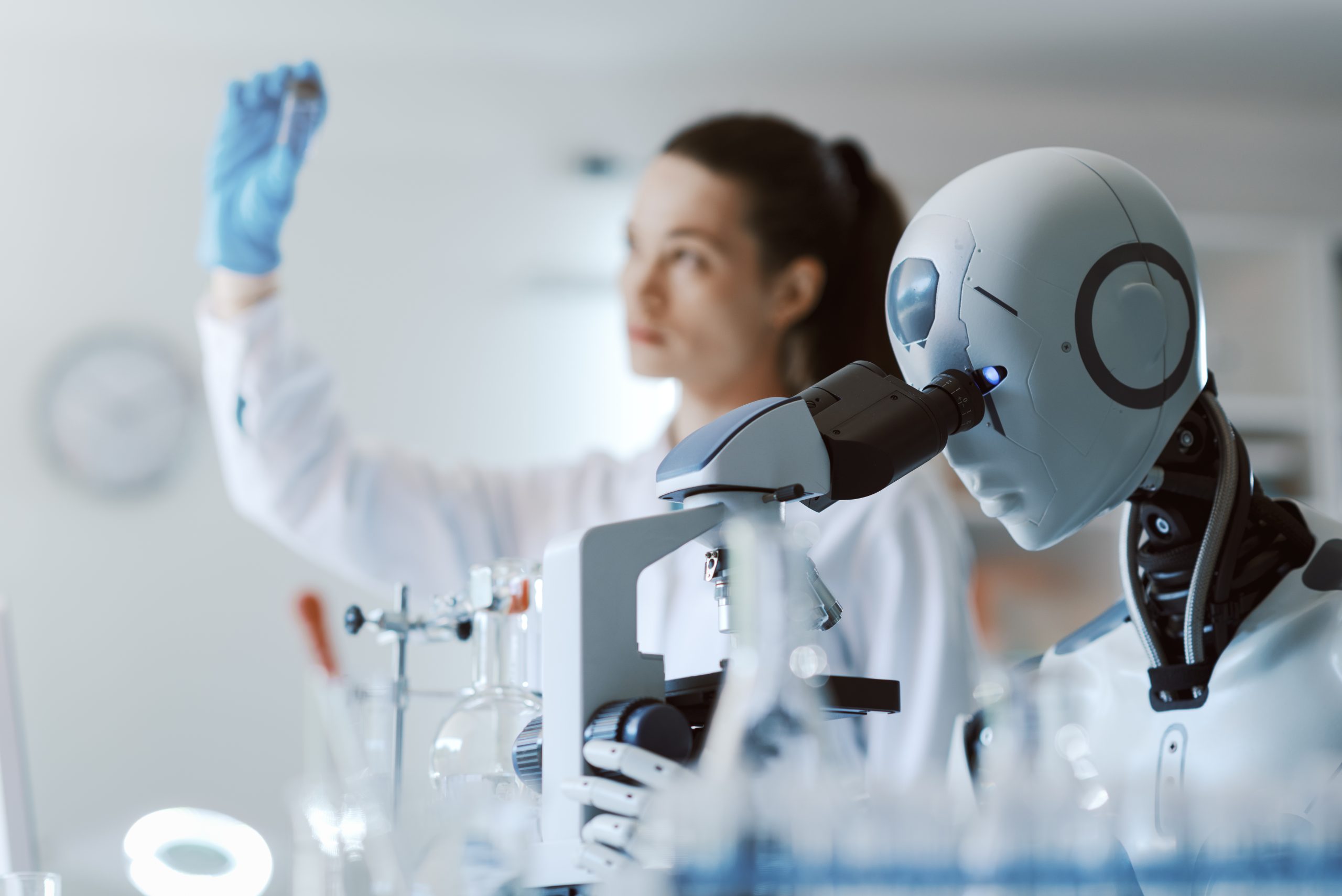 Desafíos y Oportunidades en los Laboratorios de Nanotecnología: Un Camino Hacia el Futuro